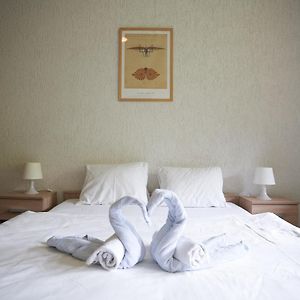 Mały pokój z łóżkiem king-size poza główną częścią budynku